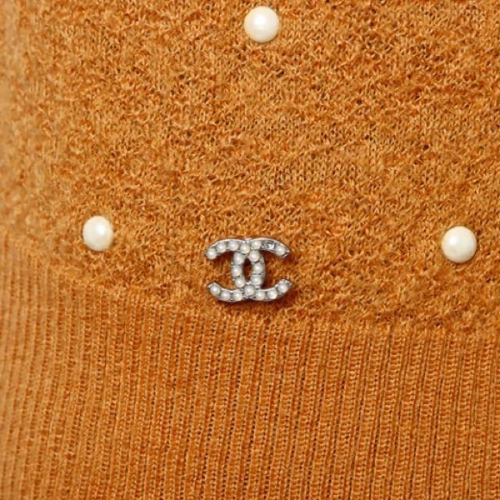Authentic CHANEL cashmere knit caramel faux pearls sweater 🍂 - Picture 9 of 15
